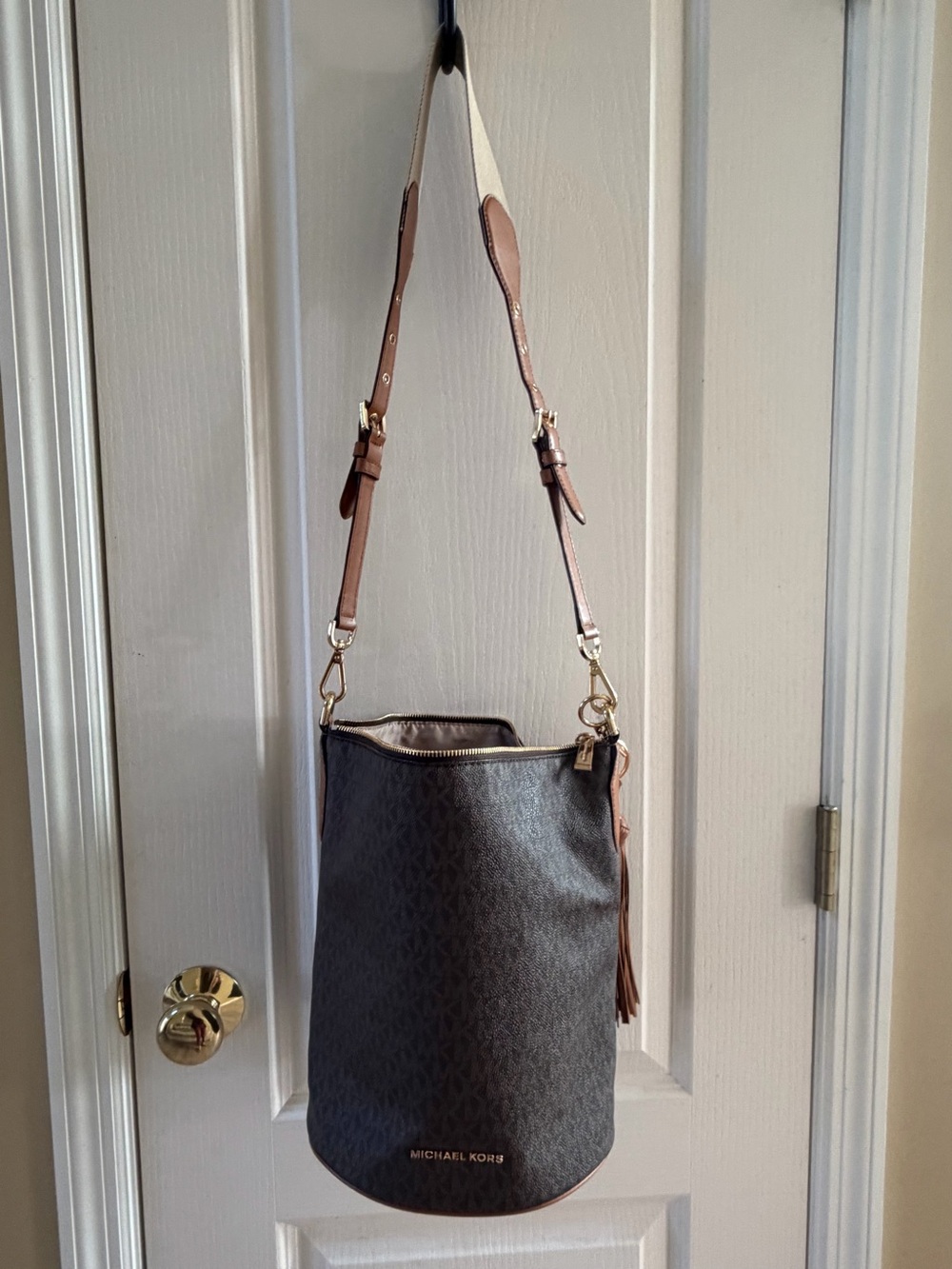 Michael Kors Bucket Crossbody Bag